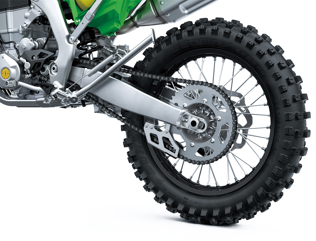 Desconsidere o pneu Dunlop desta imagem, no Brasil a linha KX utiliza pneus Pirelli