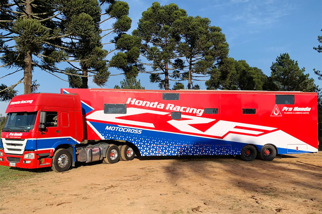 Caminhão da equipe Honda Racing de Motocross