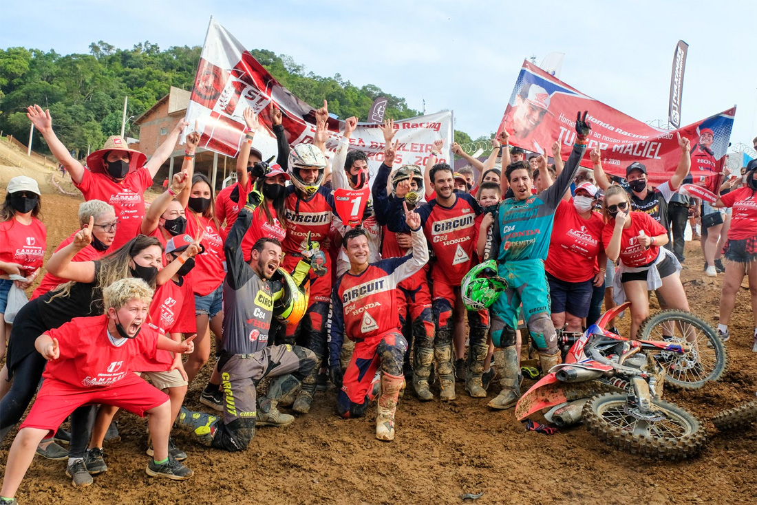 Equipe Honda Racing comemora o título na MX2
